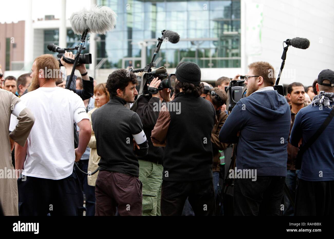 Marschall und Vertreter der Medien vor der Bühne an der "1. Islamischer Friedenskongress "Rallye der Salafiyya-bewegung der Stockfoto