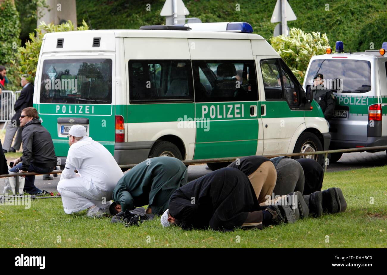 Muslimische Männer beten an der "1. Islamischer Friedenskongress "Rallye der Salafiyya-bewegung der Prediger Pierre Vogel, Köln Stockfoto