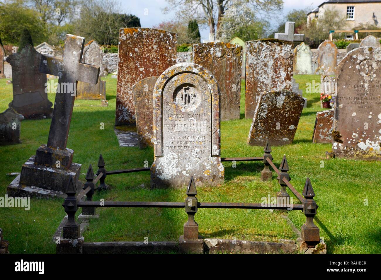 Friedhof, verwitterte Grabsteine, Minster Lovell Kirche, in Minster Lovell, Oxfordshire, Großbritannien, Europa Stockfoto
