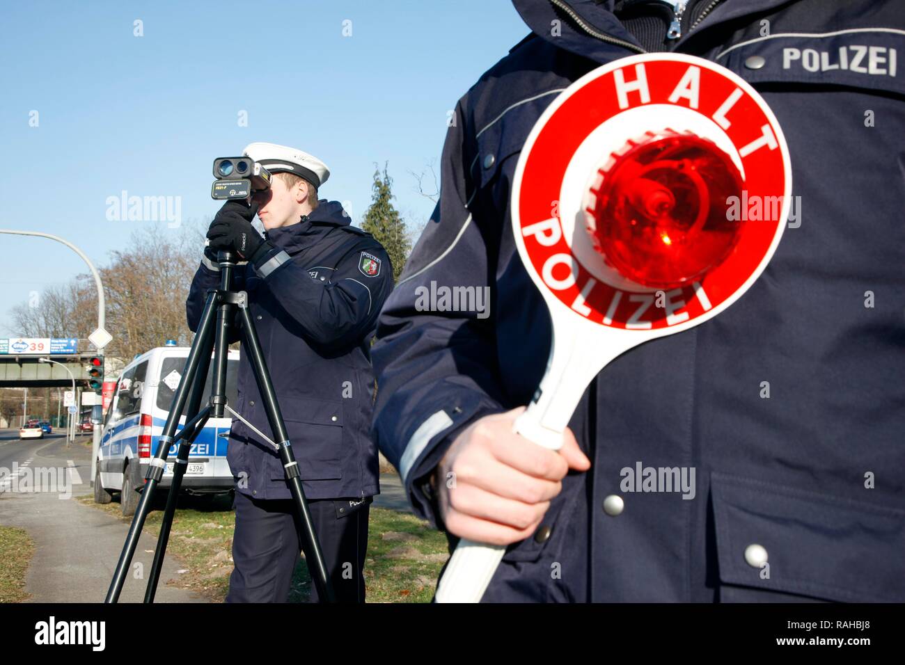 Laser Messgerät von der Polizei verwendet wird, Speed Trap Marathon von der Polizei in Nordrhein-Westfalen, 24 Stunden Stockfoto