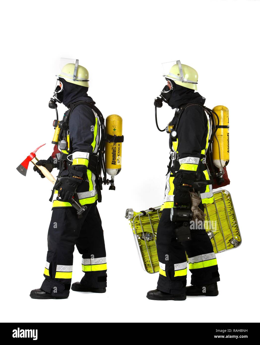 Feuerwehrmänner, response Squad für die Brandbekämpfung, das Tragen von Schutzkleidung aus Nomex, ein Helm mit Visier, einer Feueraxt, Stockfoto