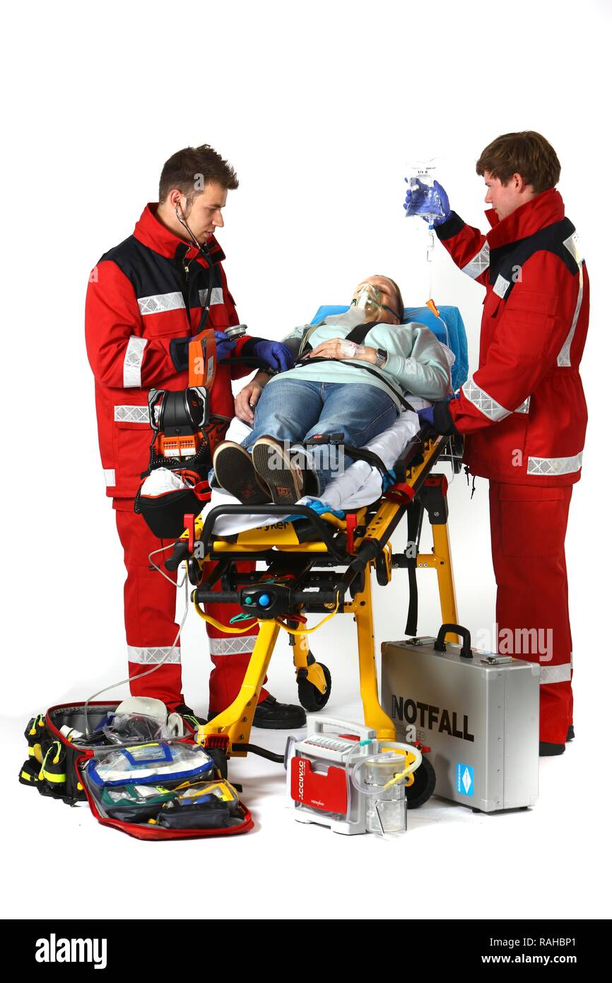 Sanitäter mit Notfallausrüstung, Erste Hilfe Kit mit Bandagen, Medikation, ein Defibrillator, EKG, Atemschutzgeräte, Stockfoto