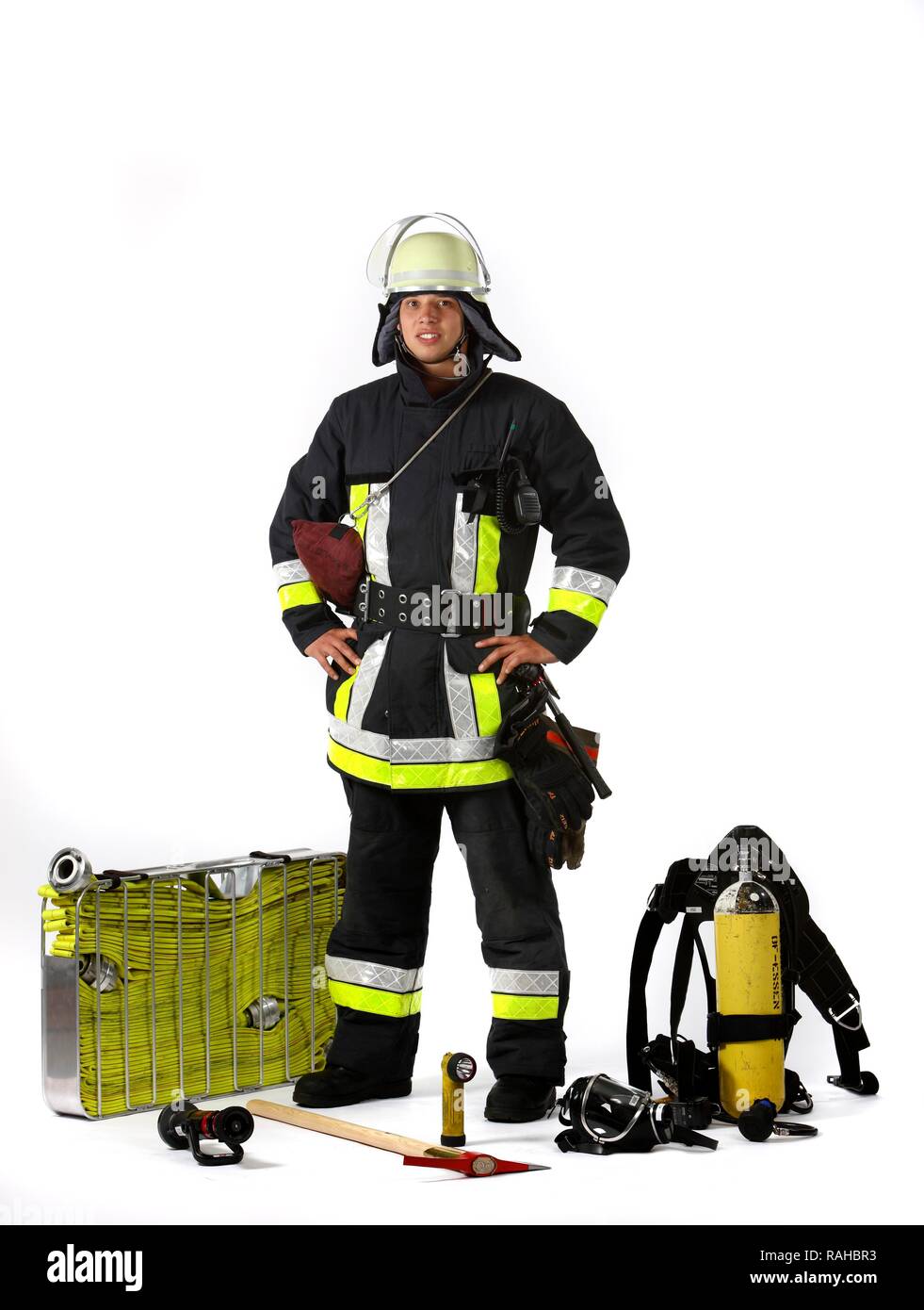Feuerwehrmann, Teil einer Antwort Kader für die Brandbekämpfung, mit Schutzkleidung aus Nomex, ein Helm mit Visier, einer Feueraxt, Stockfoto