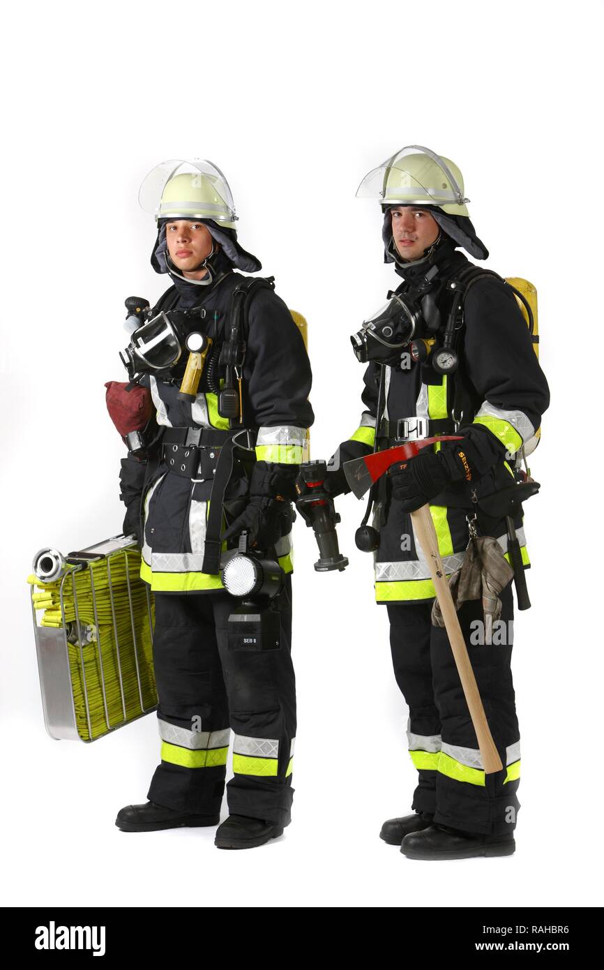 Feuerwehrleute, Teil einer Antwort Kader für die Brandbekämpfung, mit Schutzkleidung aus Nomex, ein Helm mit Visier, einer Feueraxt, Stockfoto