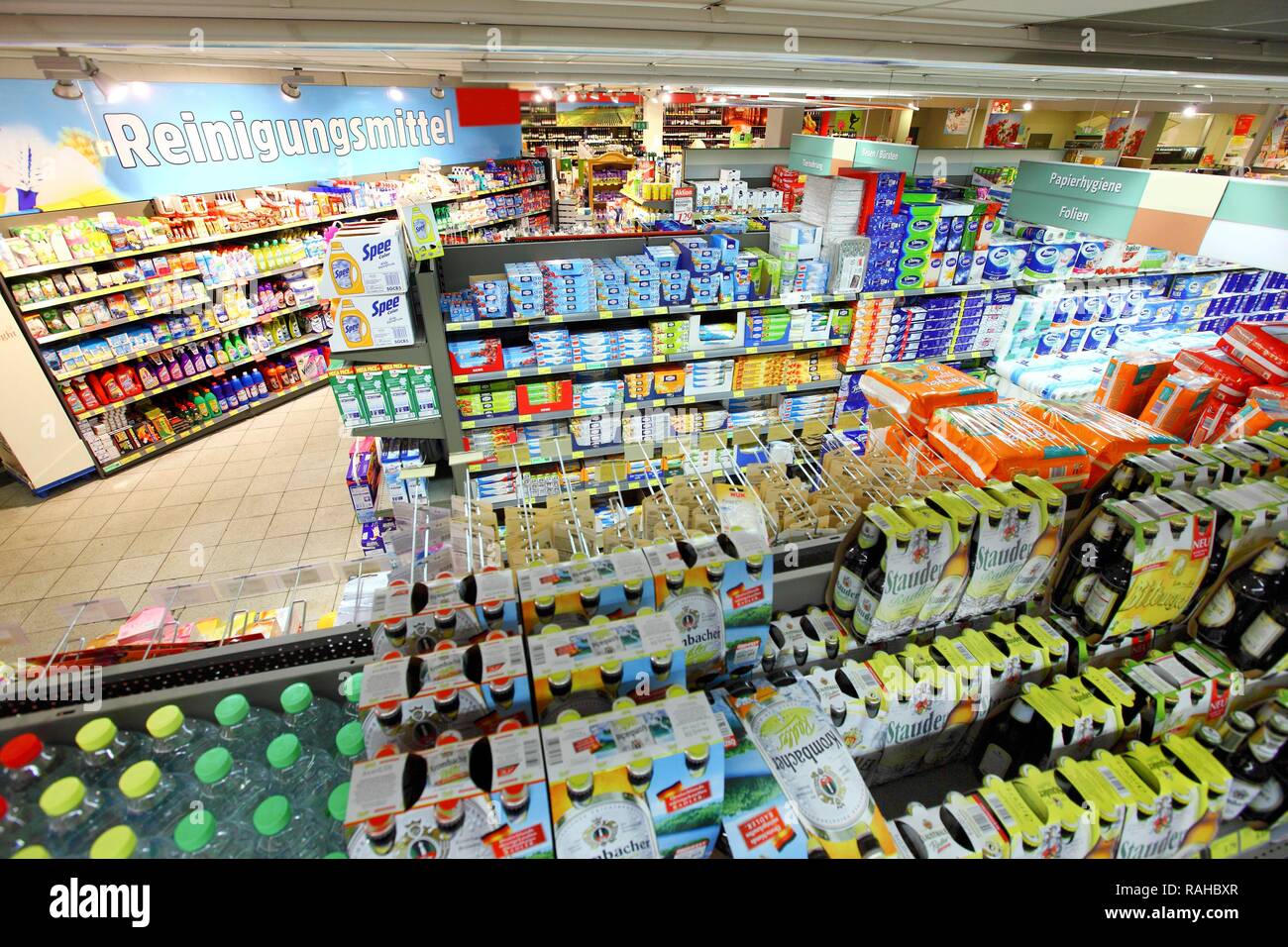 Regale mit einer Vielzahl von Lebensmitteln, self-Service, Essen Abteilung, Supermarkt Stockfoto