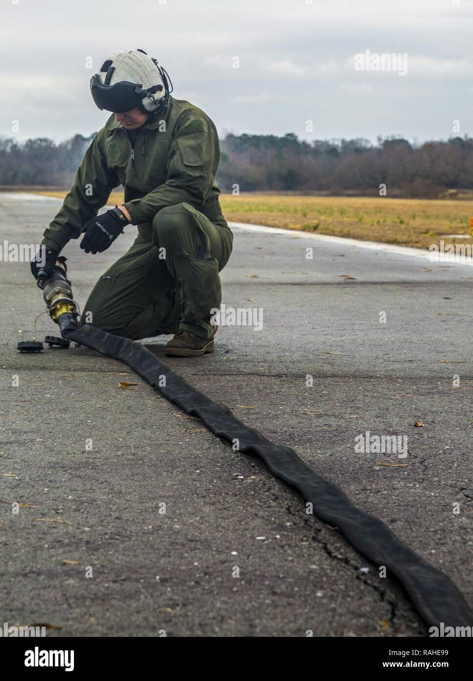 Ein US-Marine mit Marine schweren Helikopter Squadron 464 (HMH-464), bereitet ein CH-53E Super Stallion während einer "Max" zu tanken, Dublin Field Airport, N.C., Feb 3, 2017. Der Zweck dieser Flug ist ein selten erreicht Wartung Ziel aller Flugzeuge gleichzeitig in Betrieb zu feiern. Stockfoto