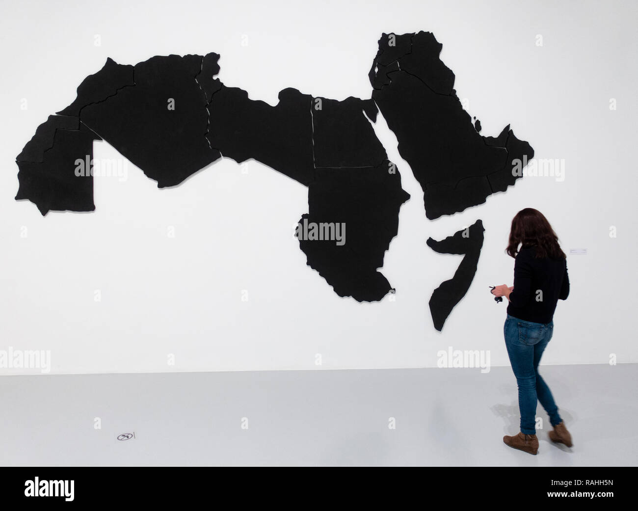 Die arabische Welt von Marwan Rechmaoui an Mathaf: Arabische Museum der Modernen Kunst, Doha, Katar. Stockfoto