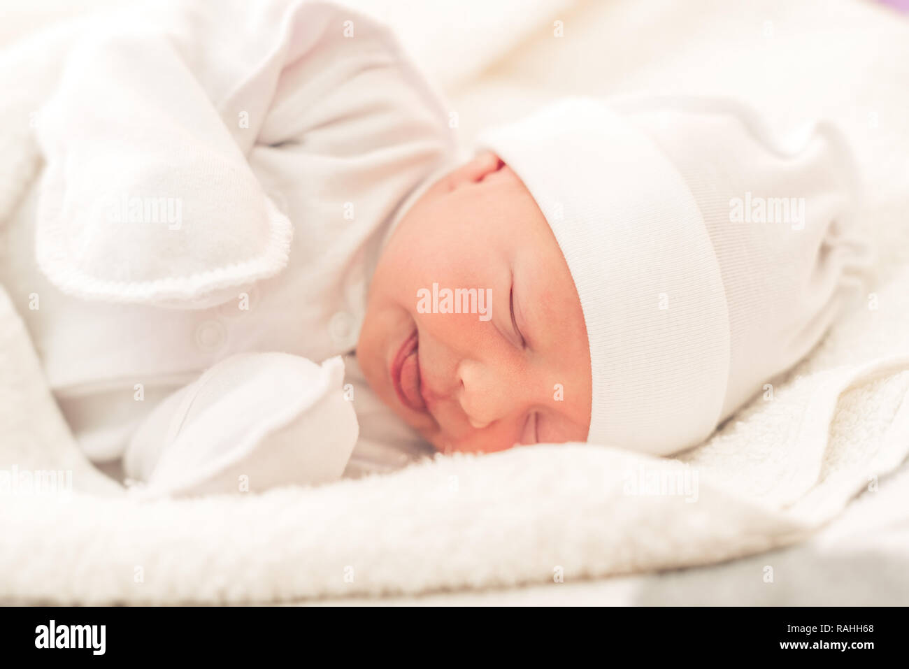 Sleepy baby Close-up für ein Babybett. Stockfoto