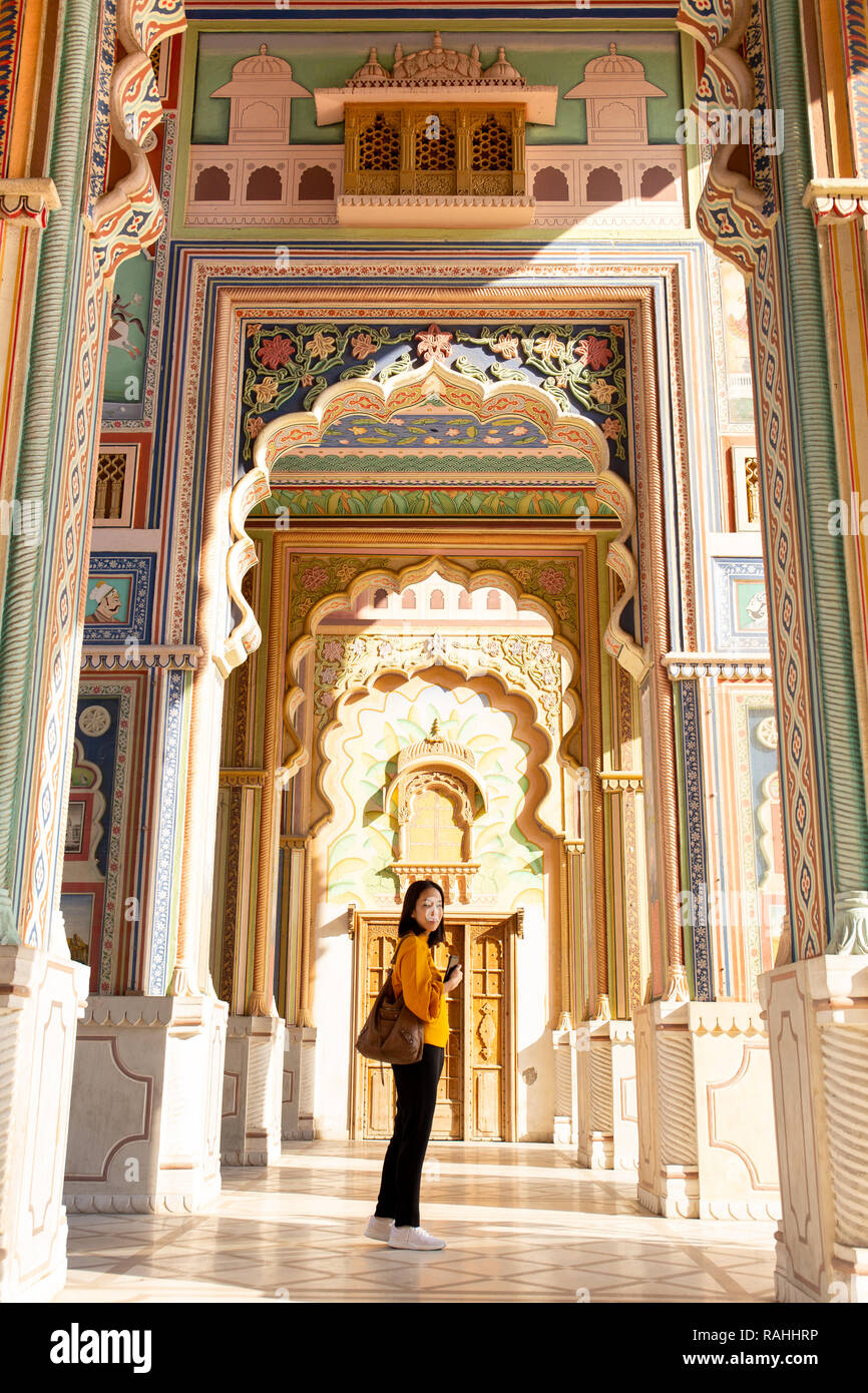 Asiatische Frau trourist stehend an patrika Tor in Jaipur, Rajasthan Indien. Stockfoto