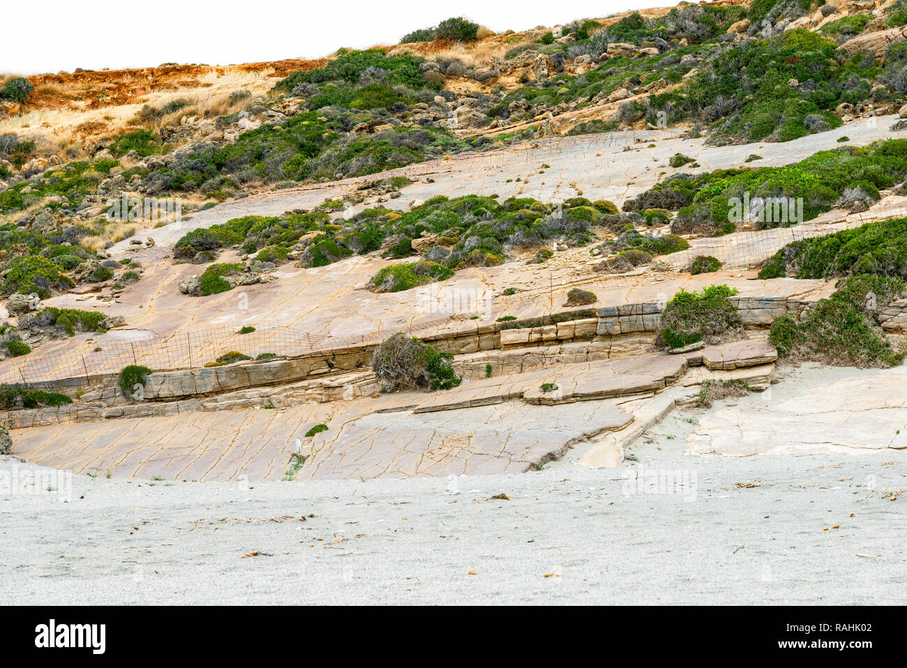 Flache 2-in-1-Rock Formation Strukturen in das Libysche Meer auf der südlichen Küste der Insel Kreta, Griechenland sinken. Stockfoto