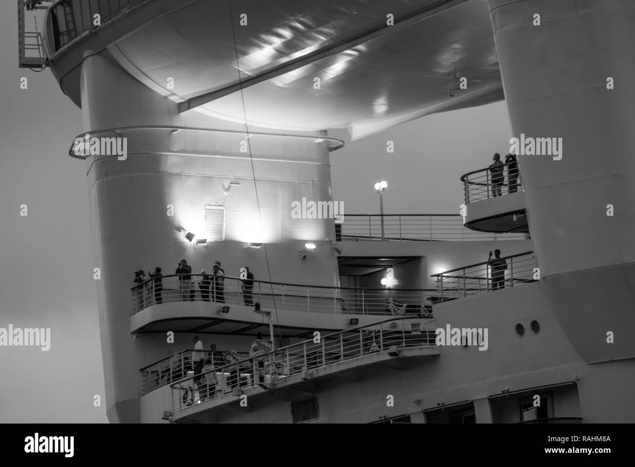 Passagiere auf einem Schiff in den frühen Morgen in den Hafen von Sydney Schönheit Stockfoto