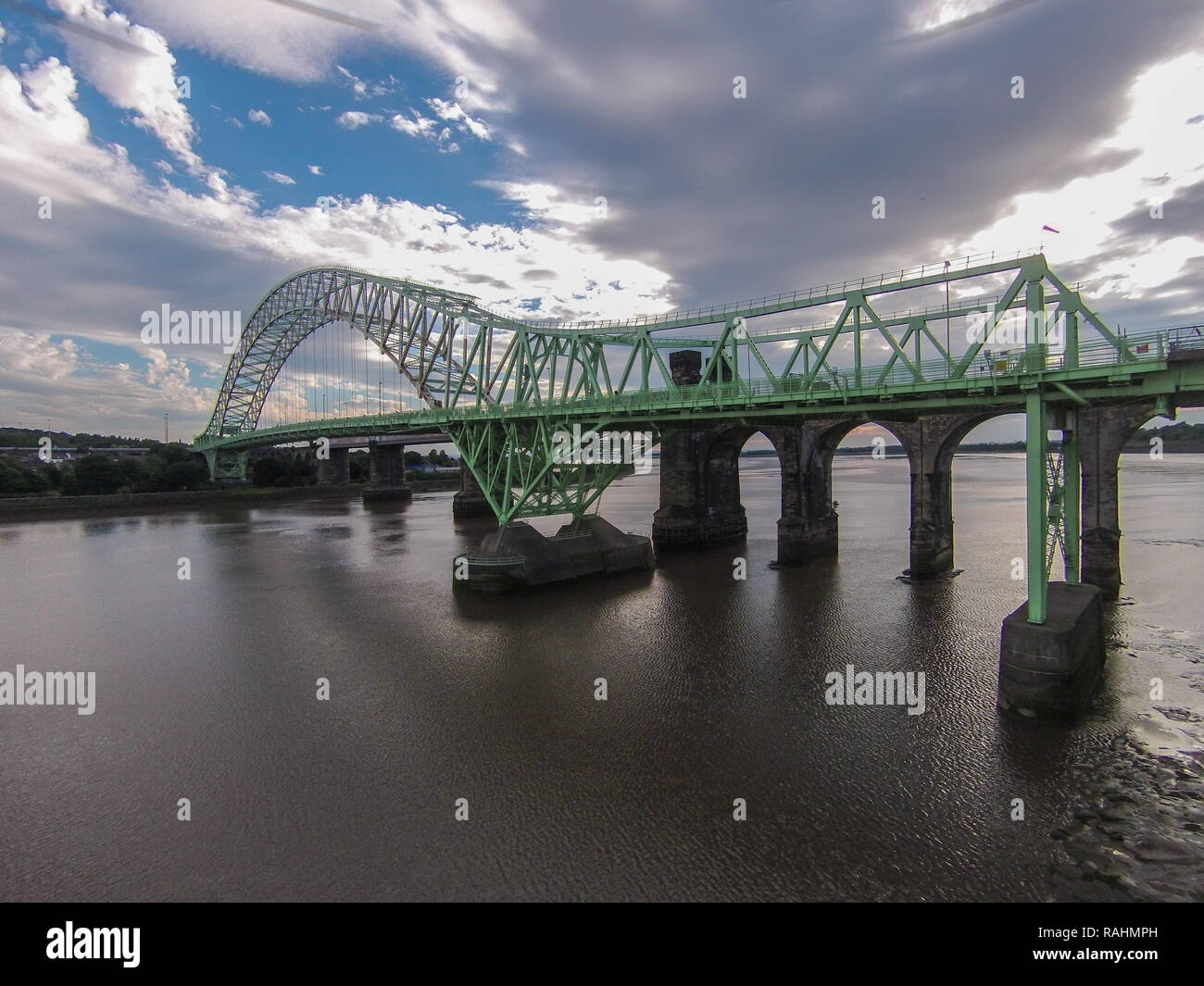 Silver Jubilee Bridge spanning Halton (Widnes und Runcorn), ein durch die Bogenbrücke in 1961 gebaut. Derzeit geschlossen wegen Renovierung bis 2020 Stockfoto