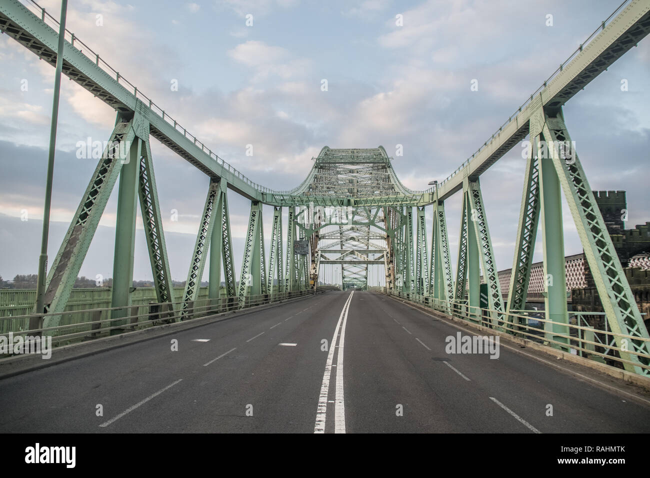 Silver Jubilee Bridge spanning Halton (Widnes und Runcorn), ein durch die Bogenbrücke in 1961 gebaut. Derzeit geschlossen wegen Renovierung bis 2020 Stockfoto