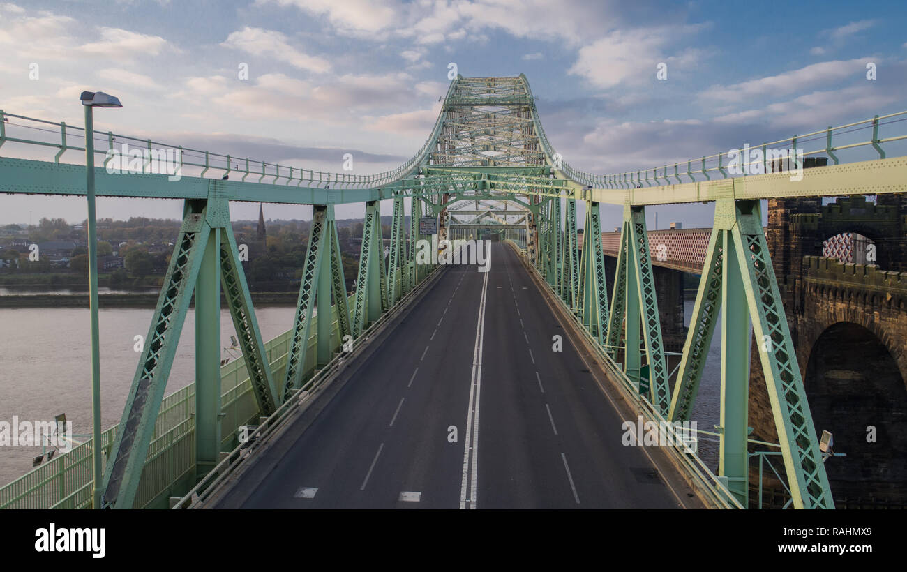 Silver Jubilee Bridge spanning Halton (Widnes und Runcorn), ein durch die Bogenbrücke in 1961 gebaut. Derzeit geschlossen wegen Renovierung bis 2020 Stockfoto