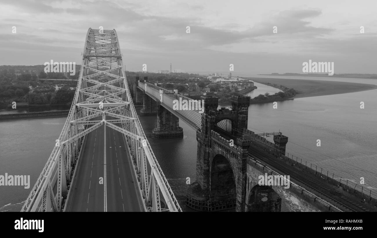 Eine Antenne pic von Silver Jubilee Bridge spanning Halton (Widnes & Runcorn), ein durch die Bogenbrücke in 1961 gebaut. Geschlossen wegen Renovierung bis 2020 Stockfoto