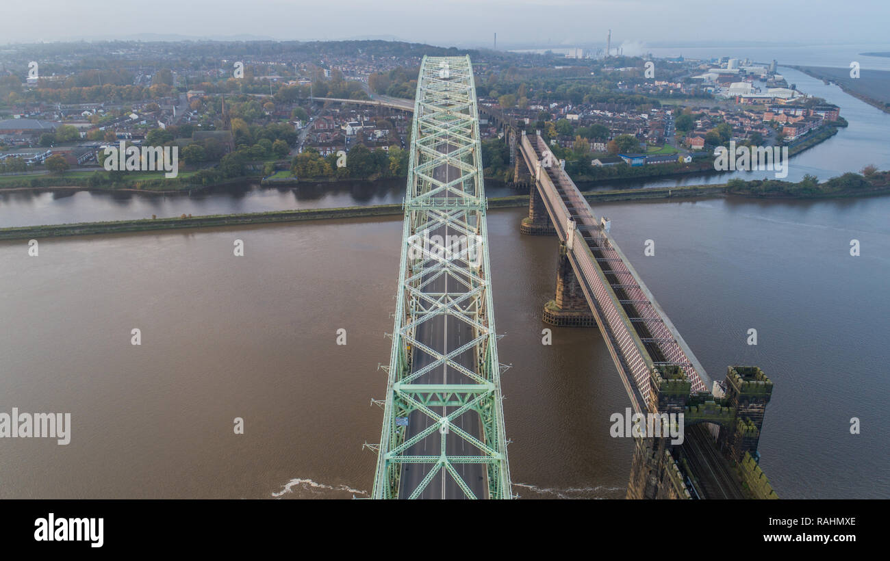 Silver Jubilee Bridge spanning Halton (Widnes und Runcorn), ein durch die Bogenbrücke in 1961 gebaut. Derzeit geschlossen wegen Renovierung bis 2020 Stockfoto