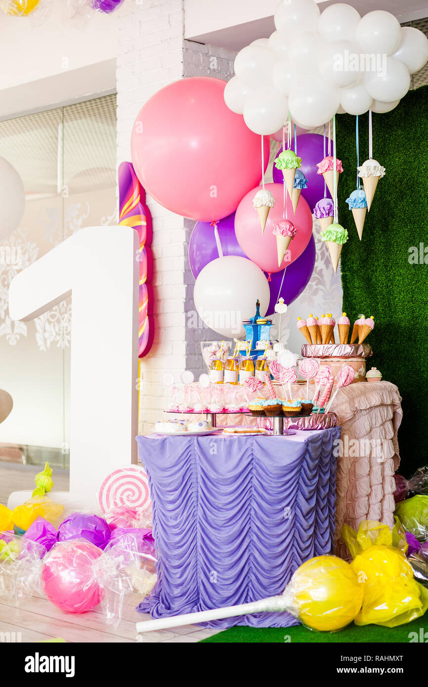 Geburtstag Konzept Schokoriegel Fur Kinder Riesige Nummer Eins Tisch Mit Sussigkeiten Und Desserts Cloud Von Ballons Und Eis Eine Menge Farbige Stockfotografie Alamy