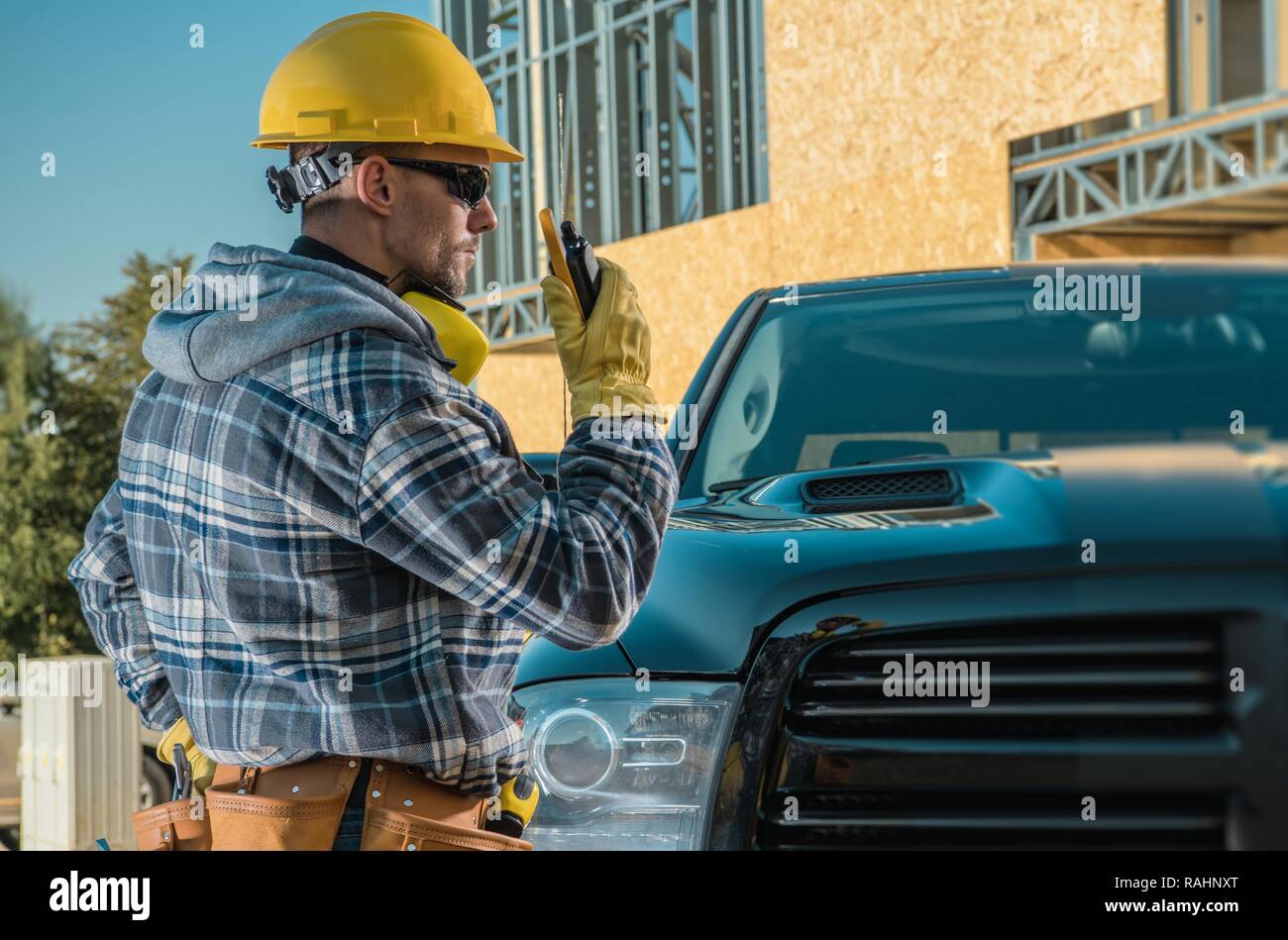 Hochbau Supervisor Walkie Talkie aufrufen. Kaukasische Mitarbeiter in seinem 30. Stockfoto