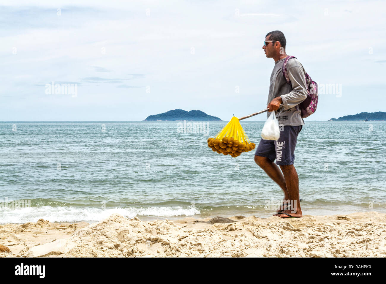 Strandverkäufer, die am Acores Beach spazieren gehen. Florianopolis, Santa Catarina, Brasilien. Stockfoto