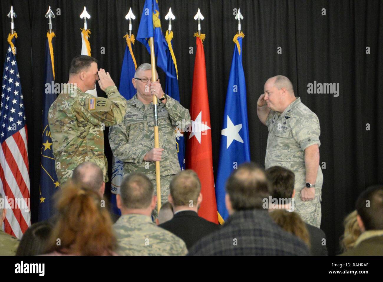 Us Air Force Colonel Chris Alderdice, rechts, neu ernannte Kommandant der 181St Intelligenz Flügel, begrüßt der Adjutant General von Indiana Generalmajor Courtney S. Carr, Links, während eine Annahme des Befehls Zeremonie, Feb 4, 2017, an den Hulman Feld Air National Guard Base, Terre Haute, Ind. Stockfoto