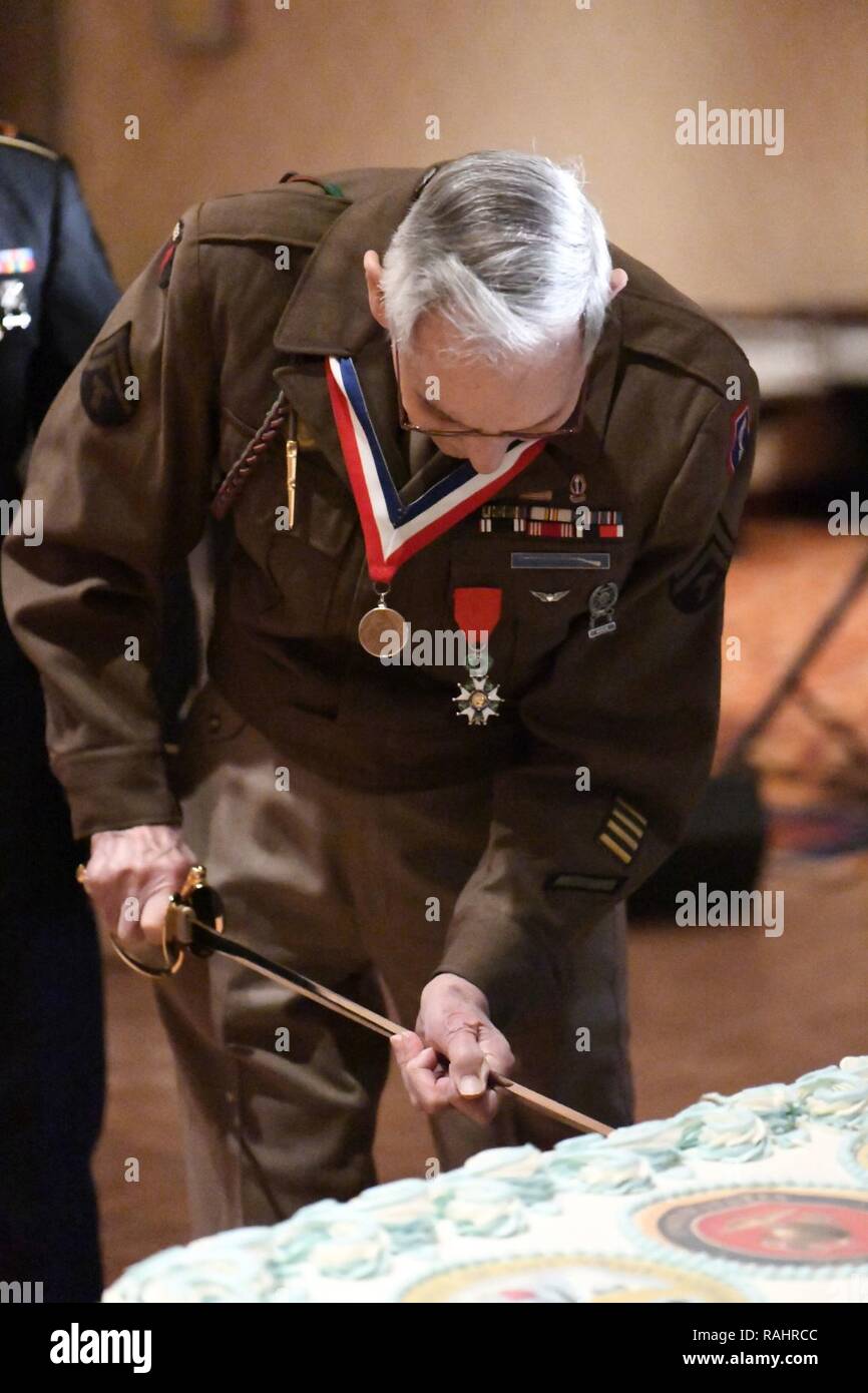 Ehemalige Army Staff Sergeant Marion Graff, ehemaligen Army Air Corps Tech. Sergeant Virgil Westdale und Spezialist Douglas Biddles, Vertreter der ältesten und jüngsten Mitglieder im Zimmer in einem traditionellen Kuchen Cutting, Februar 4th, 2017 auf der 67. jährlichen Grand Militär Kugel, einen gemeinsamen Gottesdienst feiern, Grand Rapids, Mich. Stockfoto