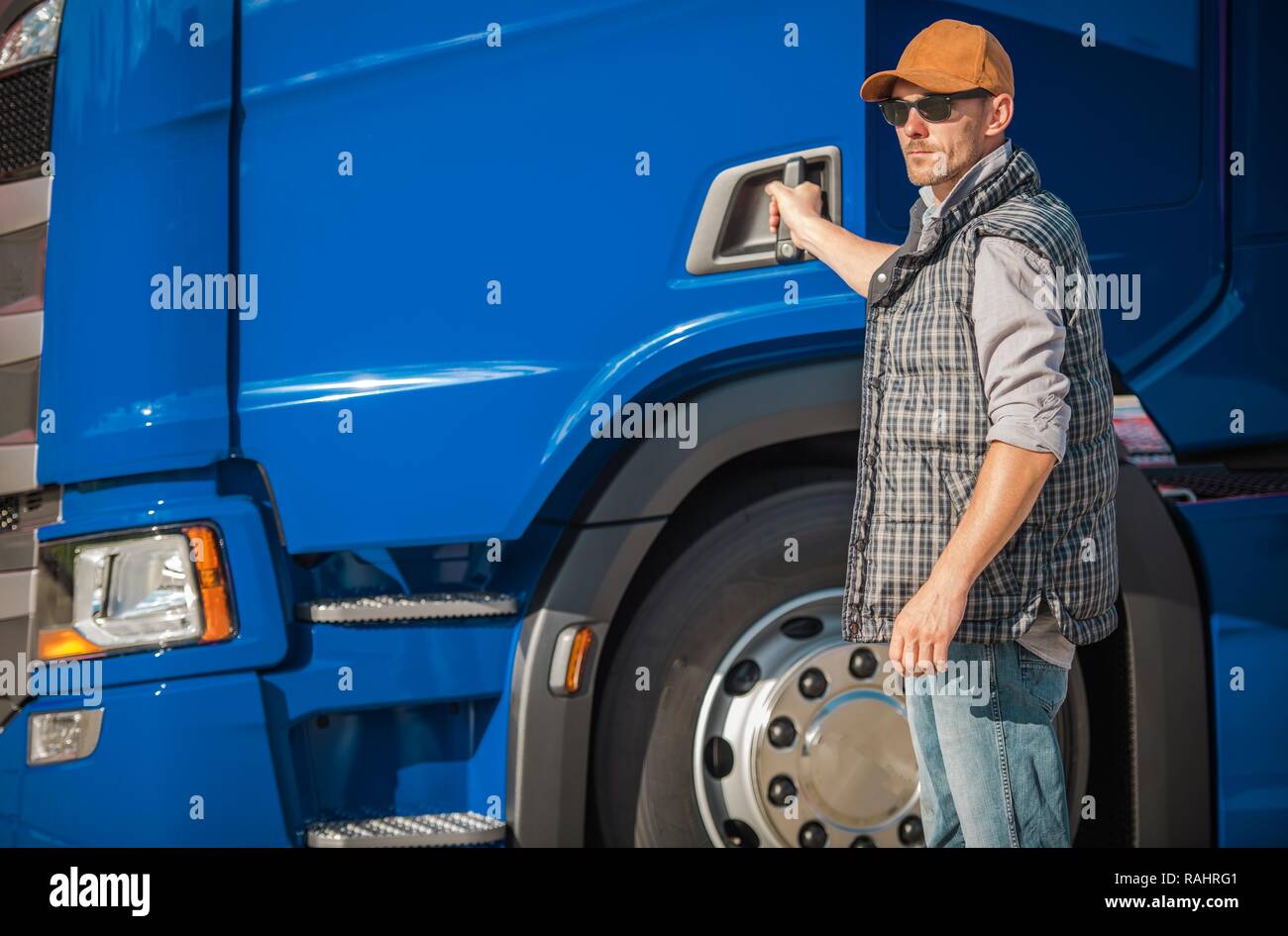 Beruf Lkw Fahrer Kaukasische Manner Vor Blau Moderne Semi Truck Transport Und Logistikbranche Stockfotografie Alamy
