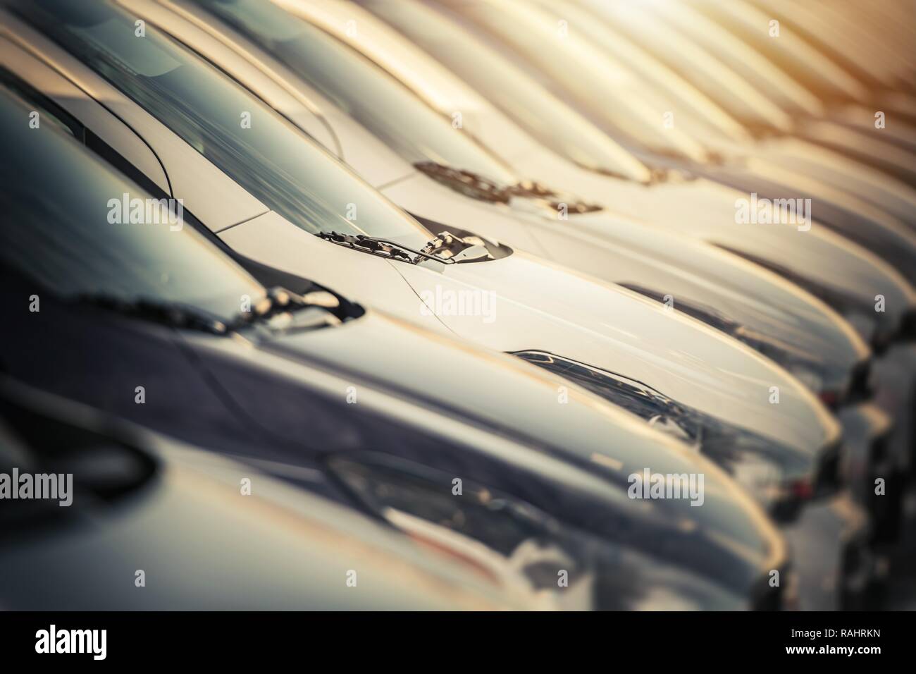 Auswahl brandneuer Autos in einer Reihe. Händler viel Closeup. Automobilindustrie Thema. Stockfoto