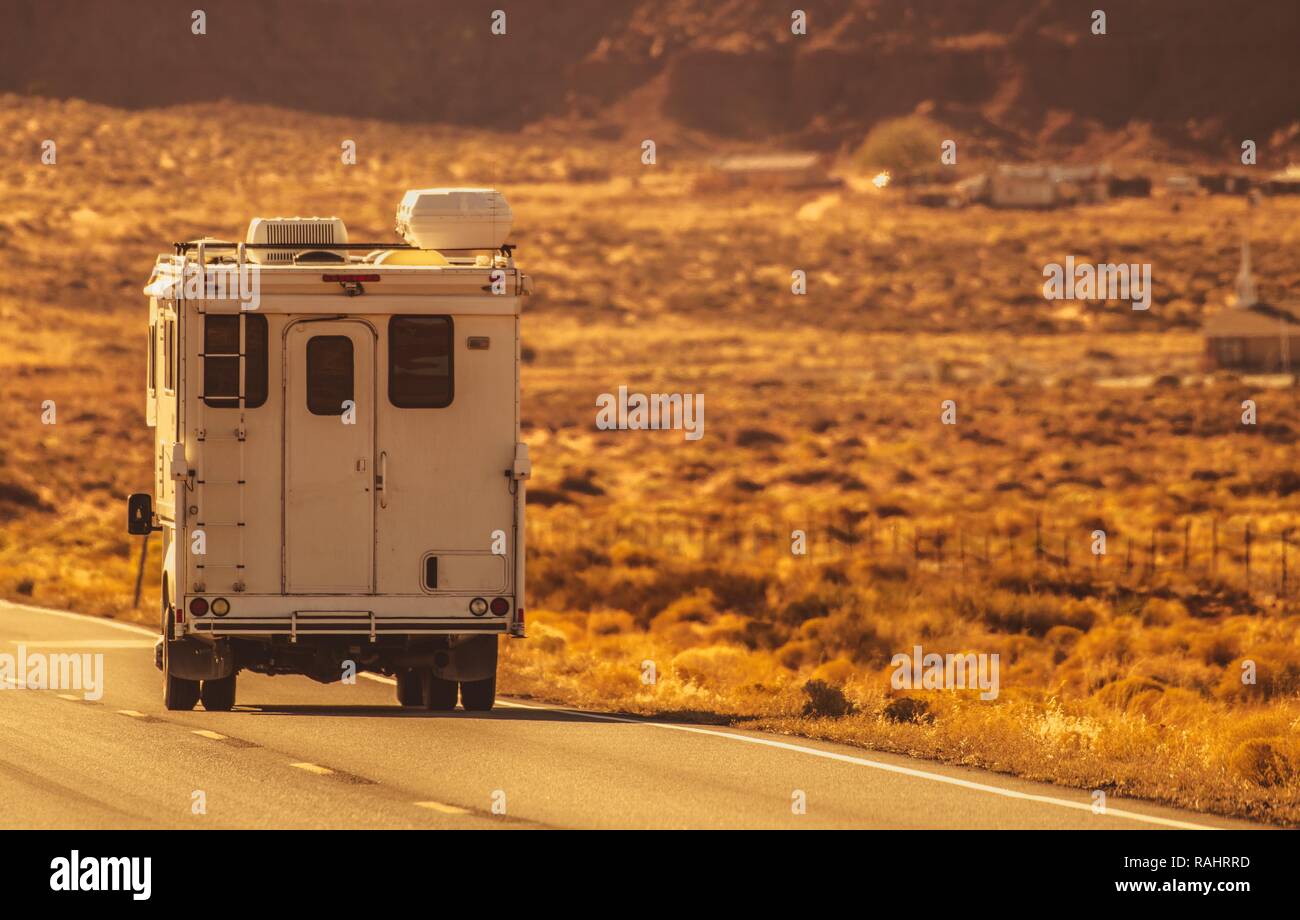 Truck Camper Road Trip durch die nördlichen Arizona. RV Freizeitfahrzeuge und Reisebranche Thema. Stockfoto