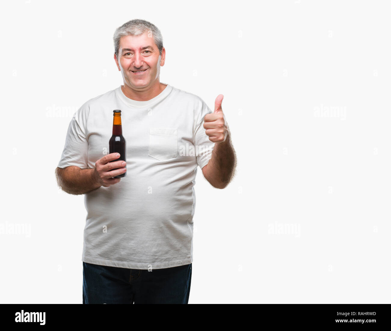 Schöne ältere Menschen trinken Bier Flasche über isolierte Hintergrund mit Lächeln tun ok Zeichen glücklich, Daumen hoch, mit den Fingern, ausgezeichnete Zeichen Stockfoto