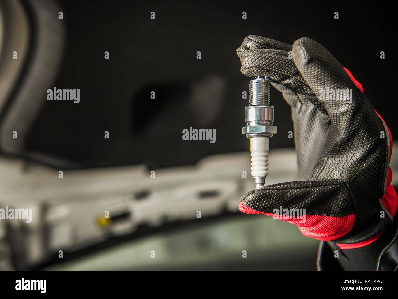 Automobilindustrie. Fahrzeug Zündkerze in Automechaniker Hand. Stockfoto