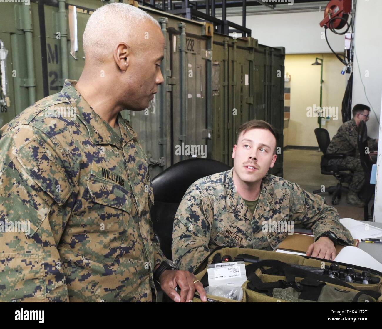 Brig. Gen. Terry V. Williams, Assistent des stellvertretenden Kommandanten, Anlagen und Logistik (Pläne), spricht mit Lanze Cpl. Garrett Dossett, eine Optik Techniker für den Kampf Logistik Bataillon 8, während ein Befehl für einen speziellen Zweck Marine Air-Ground Task Force - Krisenmanagement - Afrika Logistik Combat Element an der Naval Air Station Sigonella, Italien, Februar 3, 2017. Bei seinem Besuch, Williams tourte und sprach mit Marines über ihre Rolle in der Einheit und beantwortete Fragen zur Zukunft der Logistik Combat Element für SPMAGTF-CR-AF. Stockfoto