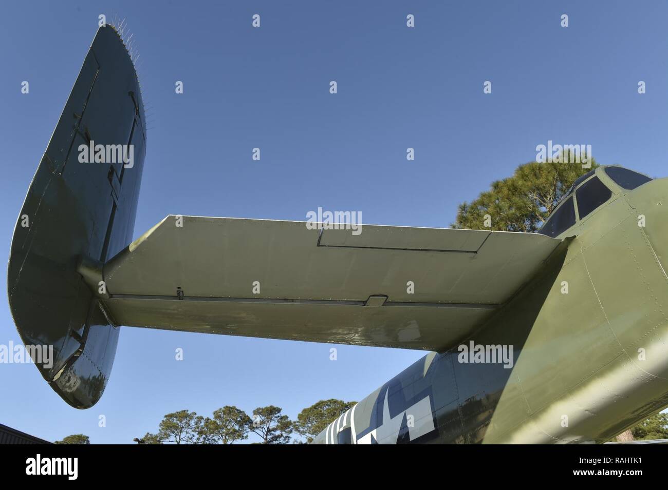 Die B-25J Mitchell war von der 1. Air Commando Gruppe in der China-Burma-Indien Theater verwendet. Die Bomber wurde mit sechs bewaffnete. 50-Kaliber Maschinengewehren, einer 75-mm-Kanone und in der Lage rund 3.000 Pfund Bomben zu tragen. Die Höchstgeschwindigkeit der schwer bewaffneten Flugzeug war 275 mph auf ein Gesamtgewicht von 33.500 Pfund. Stockfoto