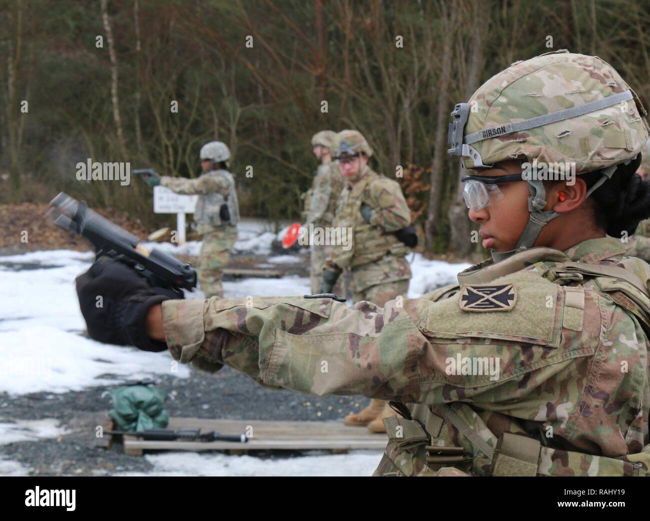 Soldaten aus verschiedenen Einheiten feuerte mehrere Waffen Systeme