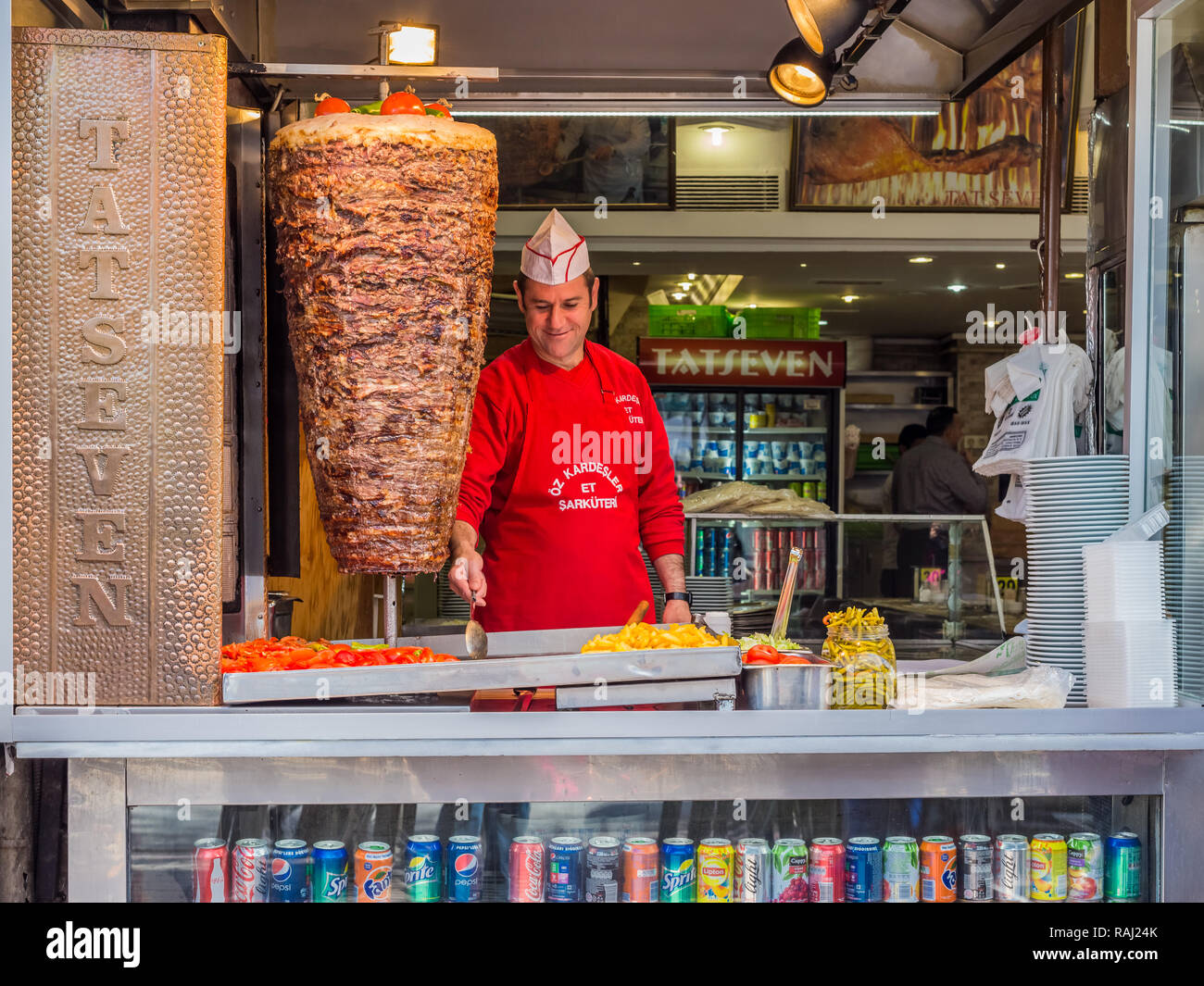 Istanbul, Türkei, 24. Februar 2015: Chef der Vorbereitung Köfte zum Verkauf im Shop öffnen mit Blick auf die Straße. Stockfoto