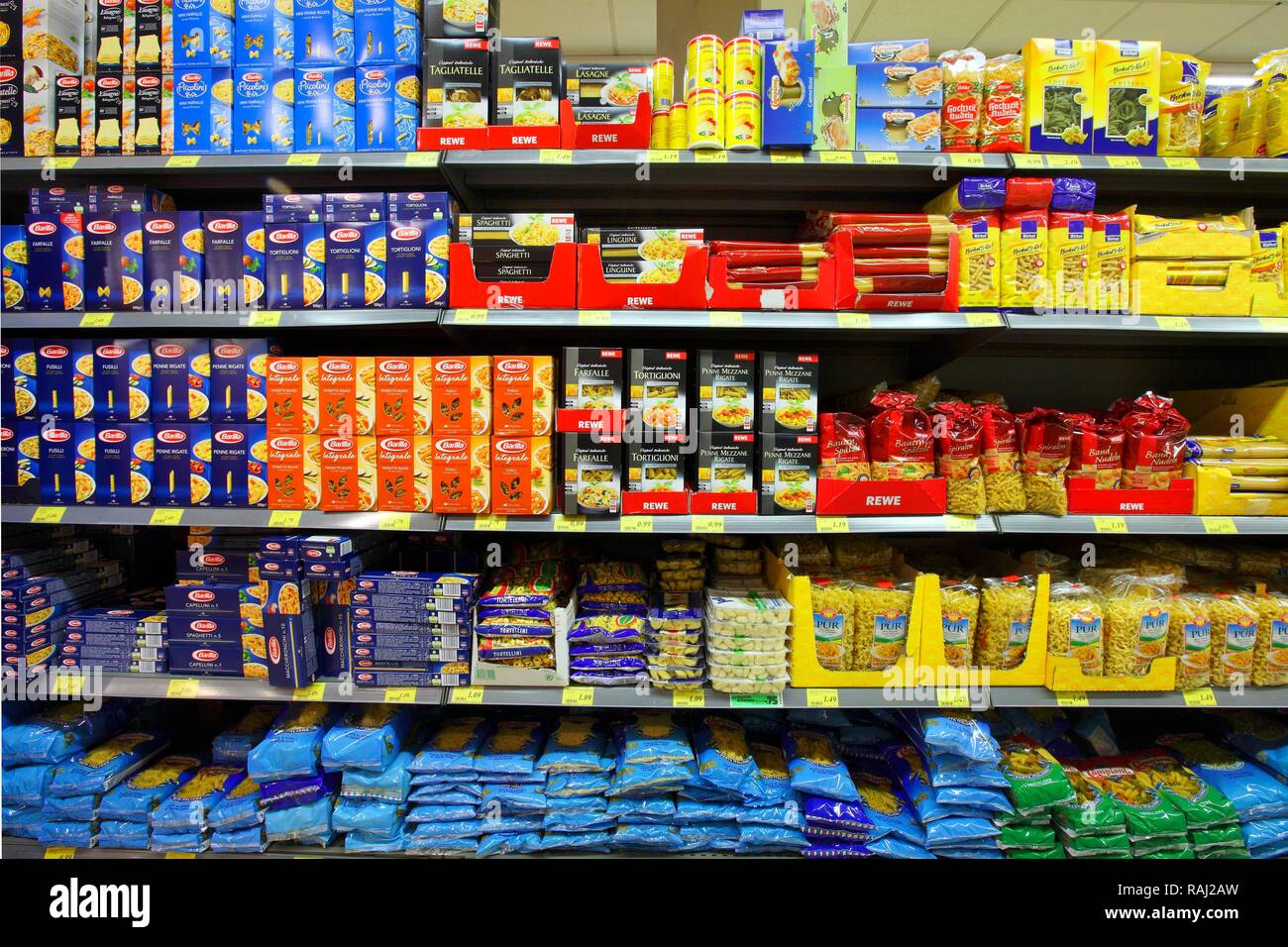 Regale mit verschiedenen Arten von Pasta, self-Service, Essen Abteilung, Supermarkt Stockfoto