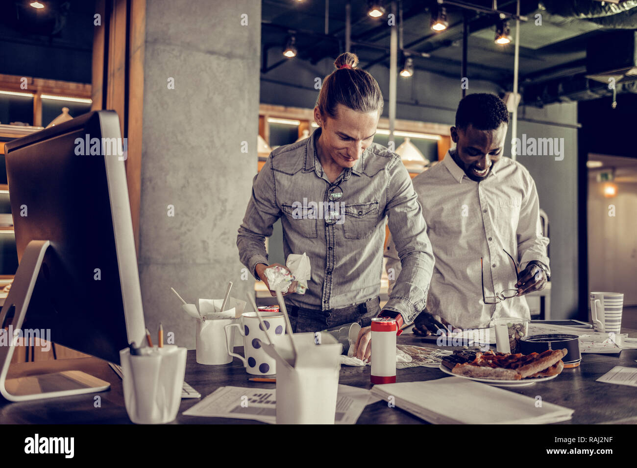 Positiv begeistert internationale Mann an Dokumente suchen Stockfoto
