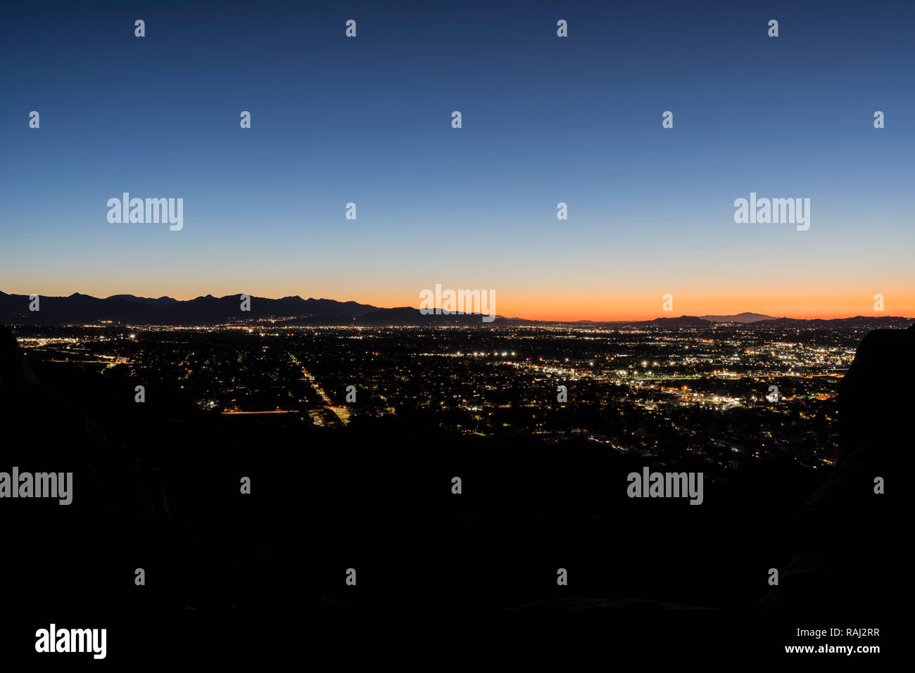 Predawn Bergspitze Blick auf weitläufige West San Fernando Valley Stadtviertel in Los Angeles, Kalifornien. Stockfoto