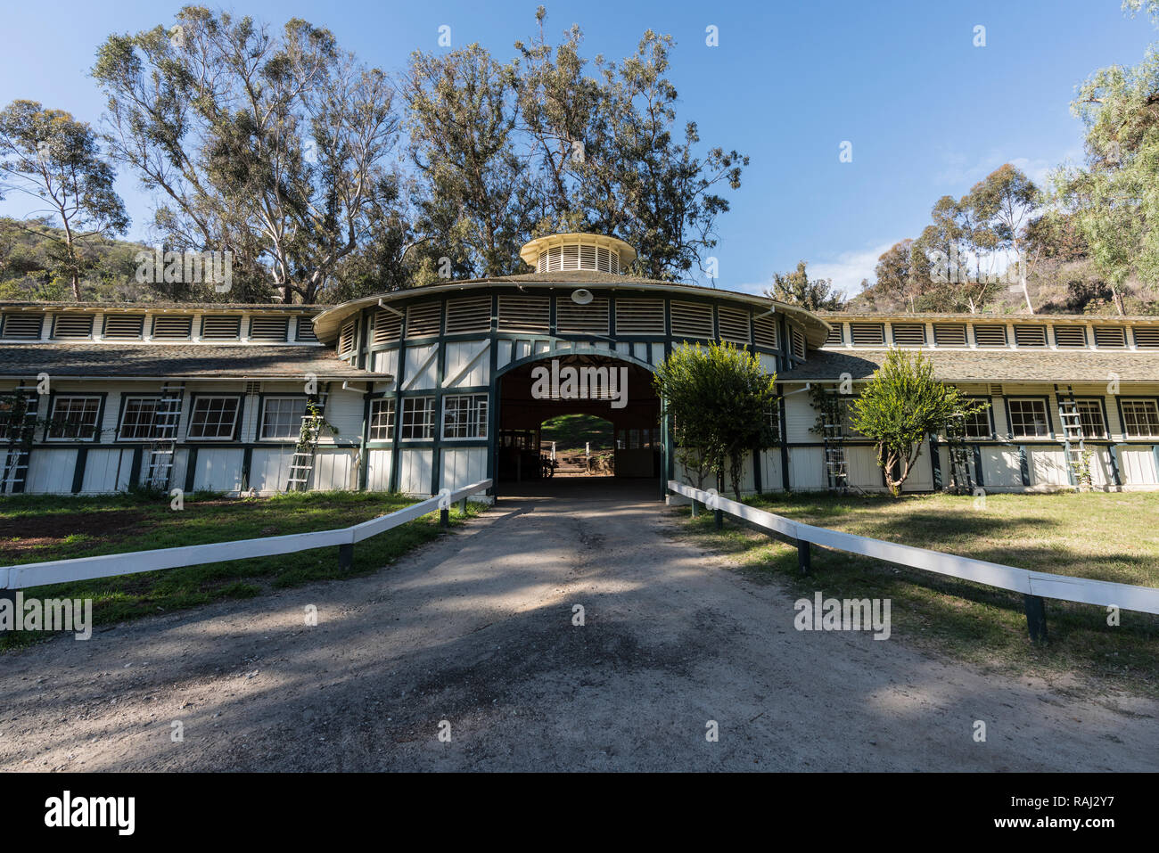 Los Angeles, Kalifornien, USA - 30. Dezember 2018: Blick nach draußen altes Pferd Stall bei Will Rogers State Historic Park in den Santa Monica Mountains. Stockfoto