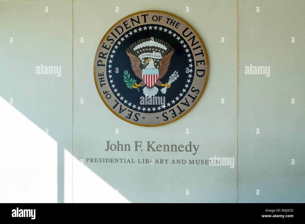 John F. Kennedy Presidential Library und Museum, Schriftzug und Wappen, Boston, Massachusetts, USA Stockfoto