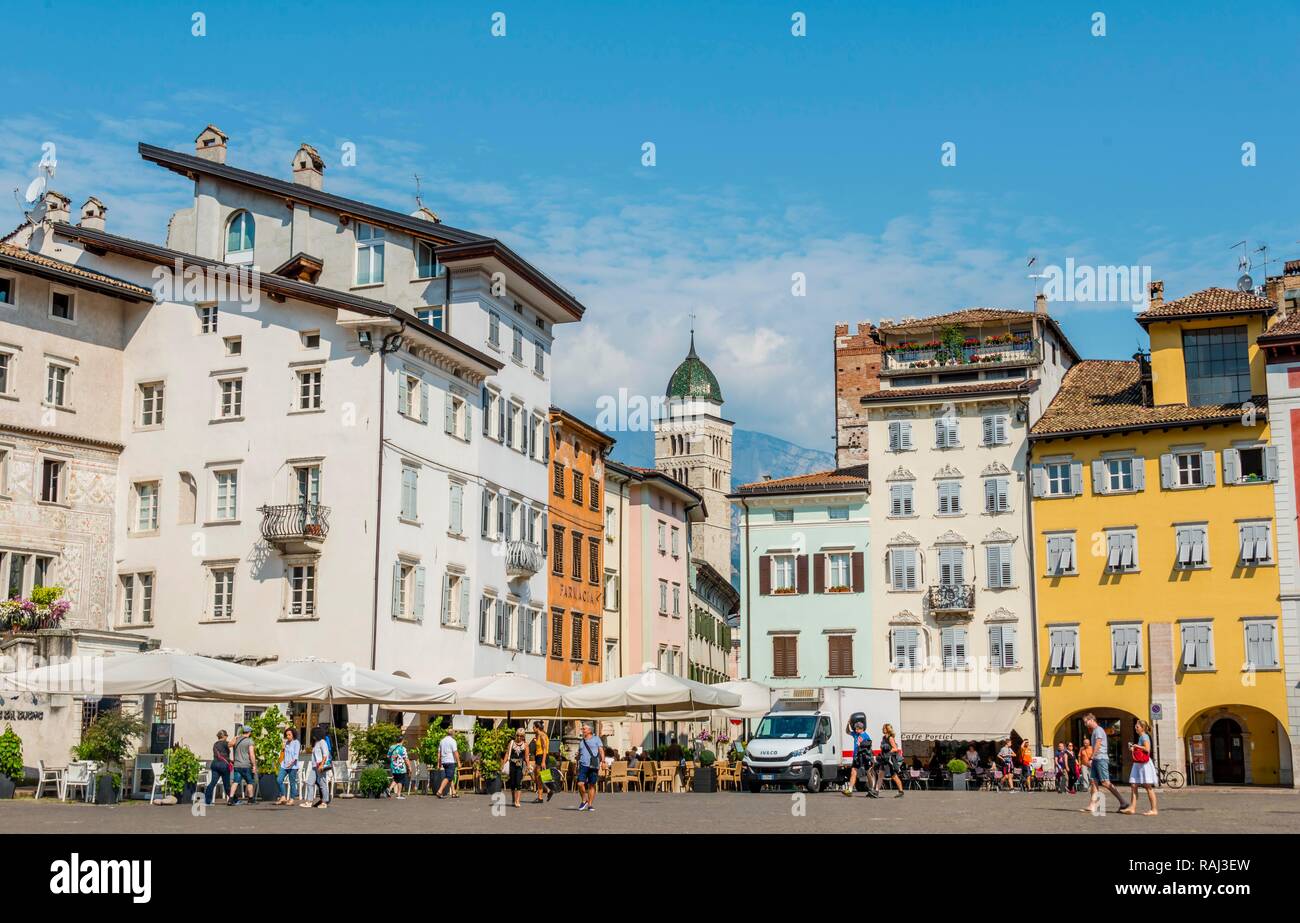 Bunte Häuser am Domplatz, Piazza del Duomo, Altstadt, Trient, Südtirol, Trentino, Italien Stockfoto