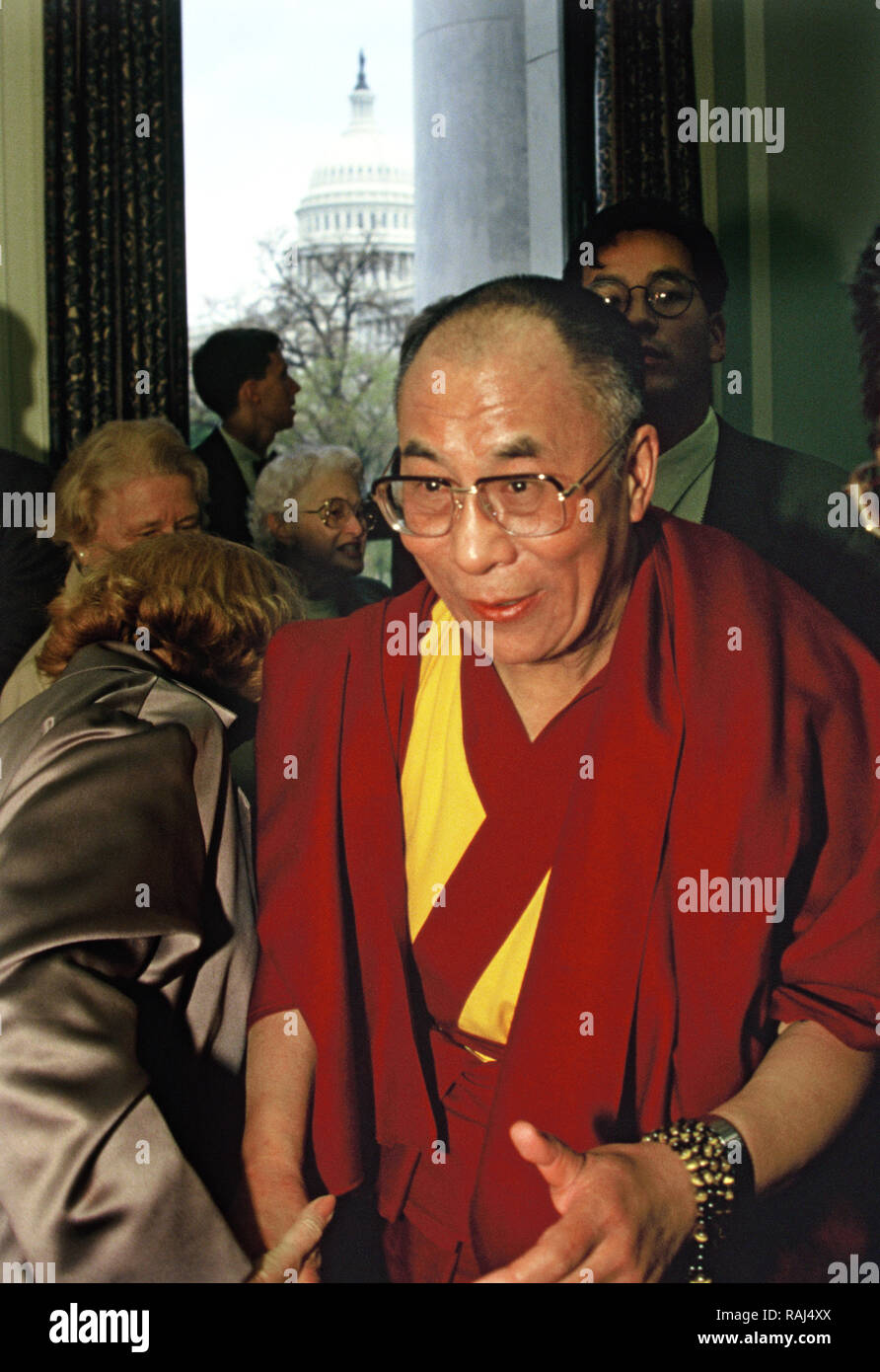 Yher Dalai Lama visits Captiol Hill im Mai 1997. Der Dalai ist Lana in der rayburn House Bürogebäude im Gespräch mit Fans und der mdeia. Foto von Dennis Brack Stockfoto