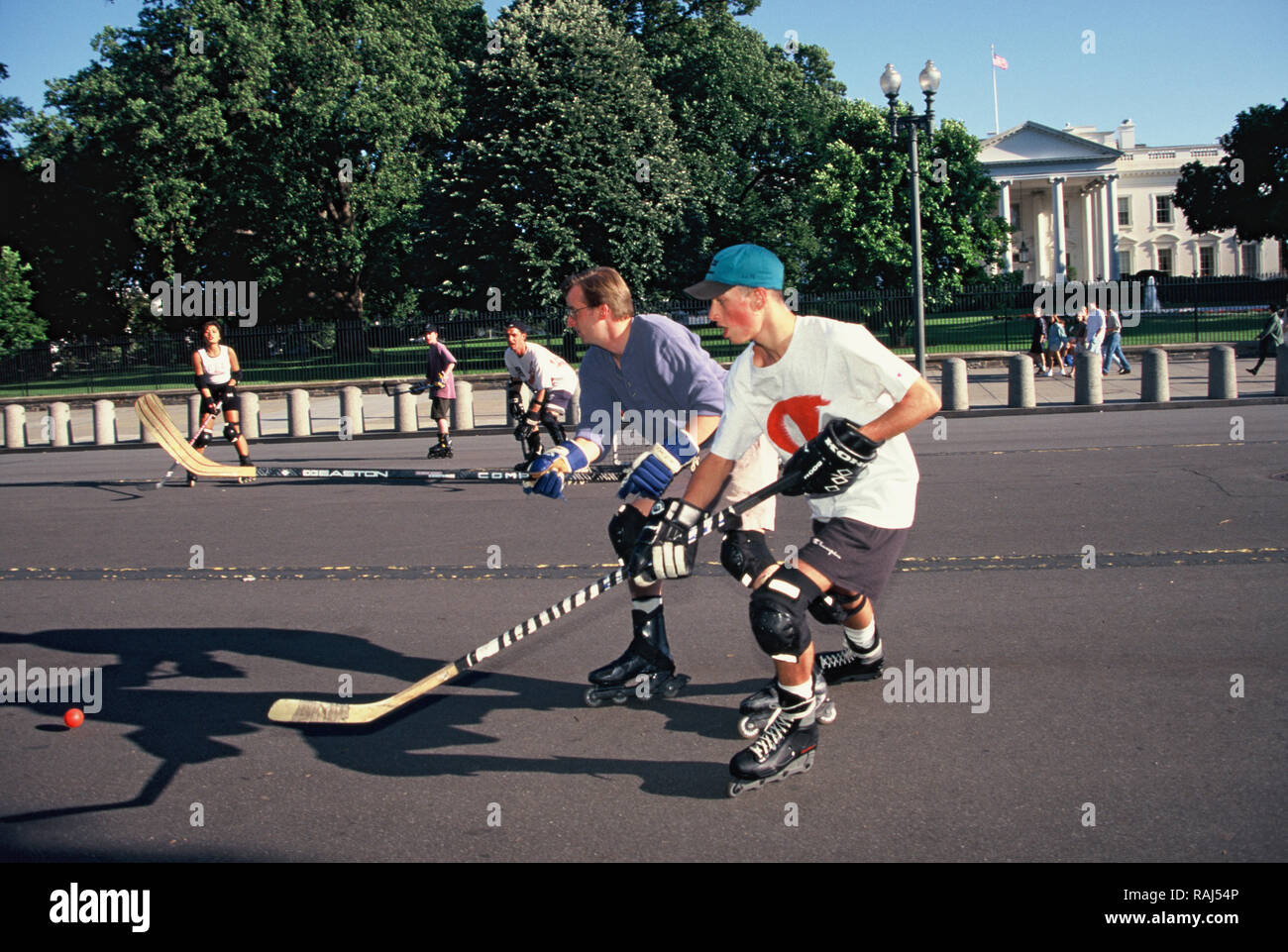 Washington, DC 1996/08/01 Ein hocky Spiel auf der geschlossene Teil von Pennsylvania Avenue von der 15. bis 17 Straßen NW Foto von Dennis Brack Stockfoto