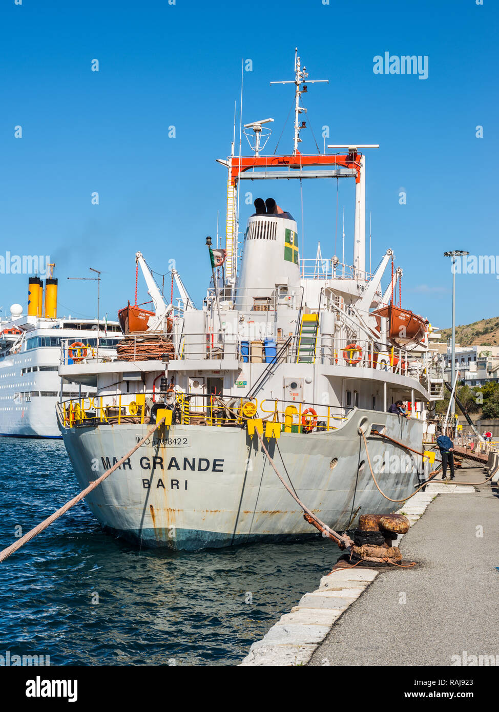 Reggio Calabria, Italien - 30. Oktober 2017: Zement Transportschiff Mar Grande am Hafen von Reggio Calabria, Italien. Stockfoto