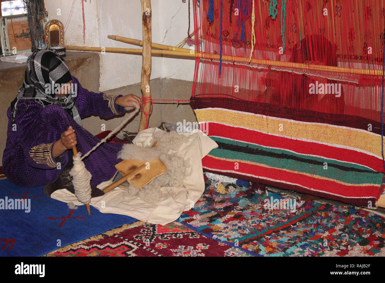 Berber Frau Spinnen von Wolle Stockfoto