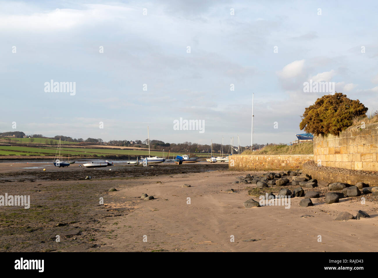 Strände Boote bei Alnmouth in Northumberland, England. Der Fluss Aln tritt in die Nordsee Alnmouth. Stockfoto
