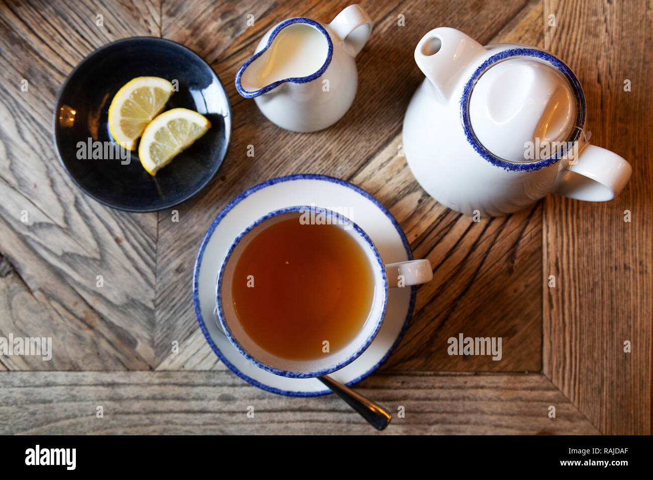 Earl Grey Tee mit Zitrone. Der Tee wird aus einer Teekanne serviert. Stockfoto