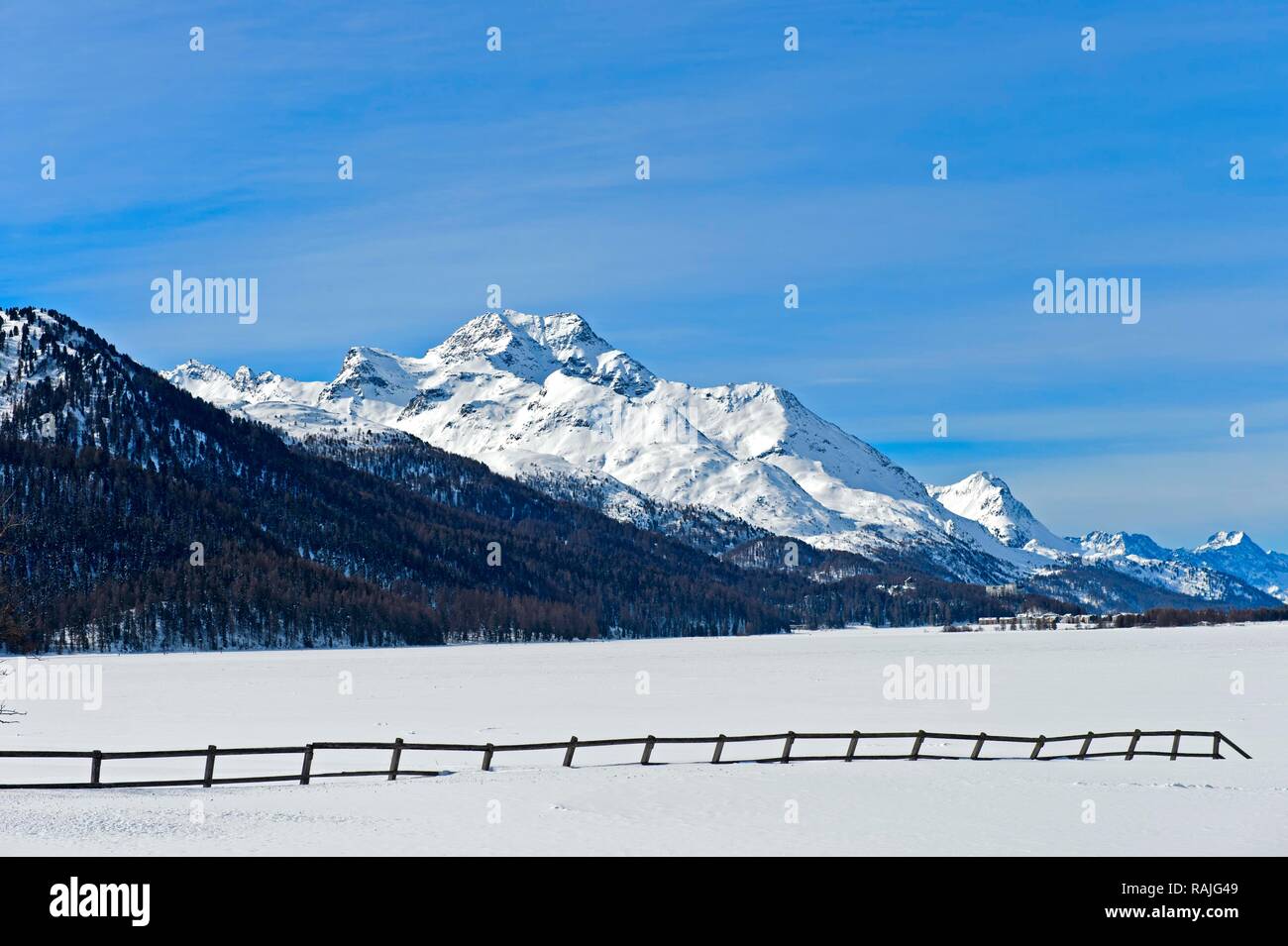 Gipfel Piz de la Margna über den zugefrorenen See, Silvaplana, Graubünden, Engadin, Graubünden, Schweiz Stockfoto