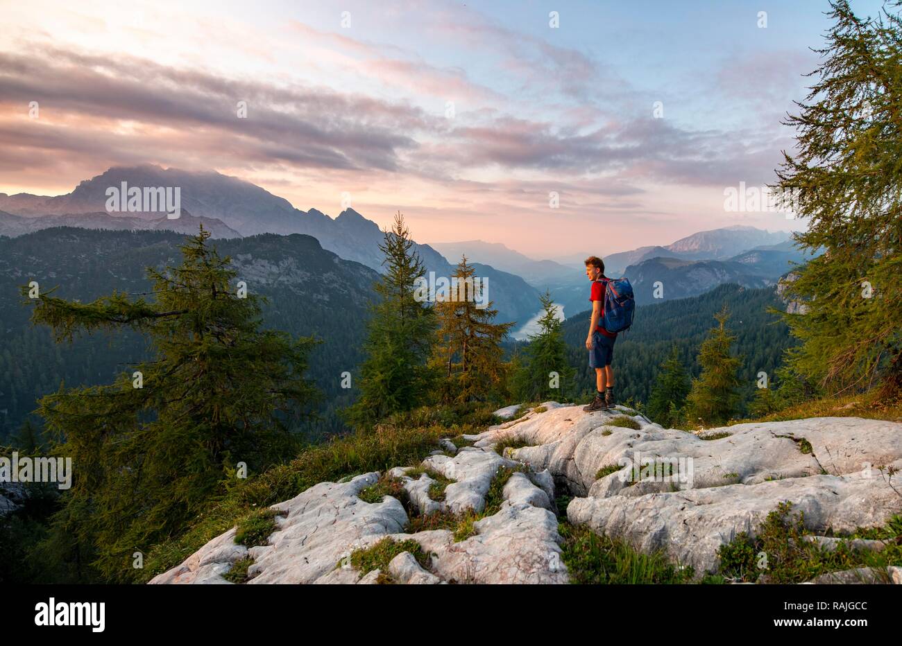 Wanderer auf dem Gipfel des Feldkogel, Berge, Blick auf den Königssee bei Sonnenuntergang, links Watzmann Südspitze und Watzmannkinder Stockfoto