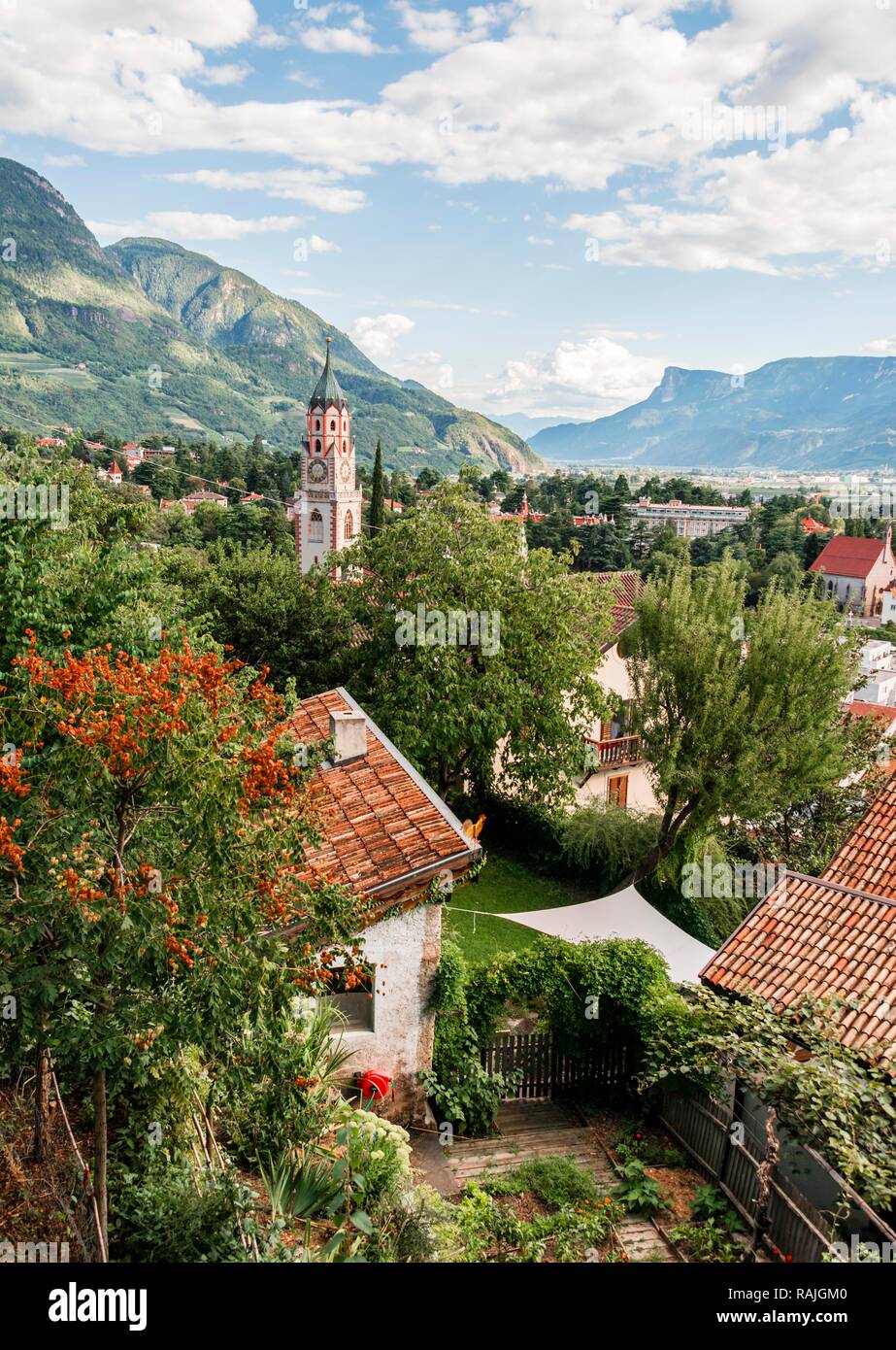 Blick über die Gärten, Sankt Nikolaus Pfarrkirche, parrocchia San Nicolò, Stadtblick, Altstadt, Meran, Südtirol, Trentino Stockfoto
