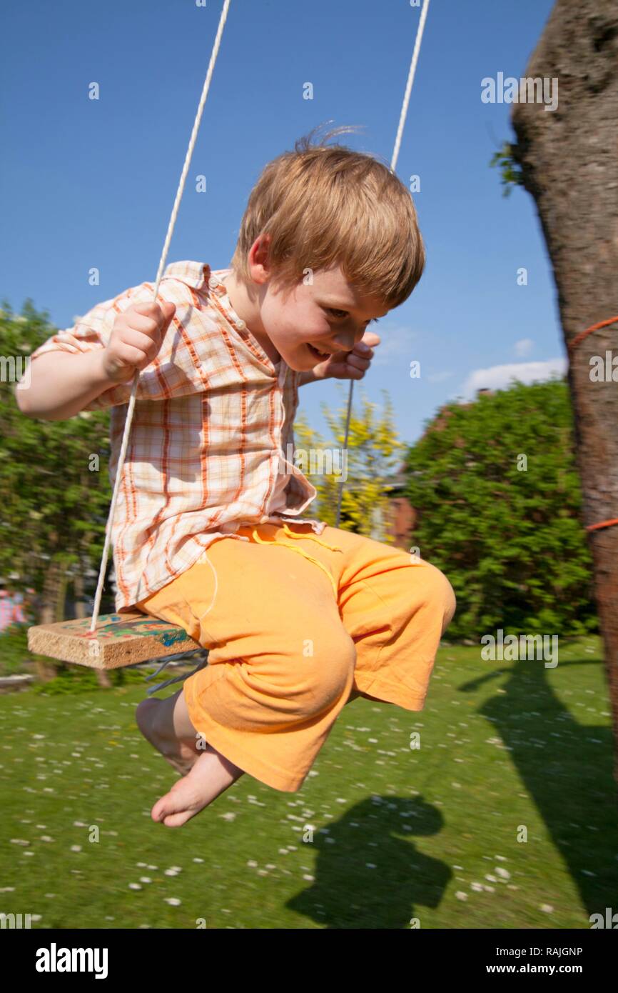 Kleiner Junge auf einer Schaukel Stockfoto